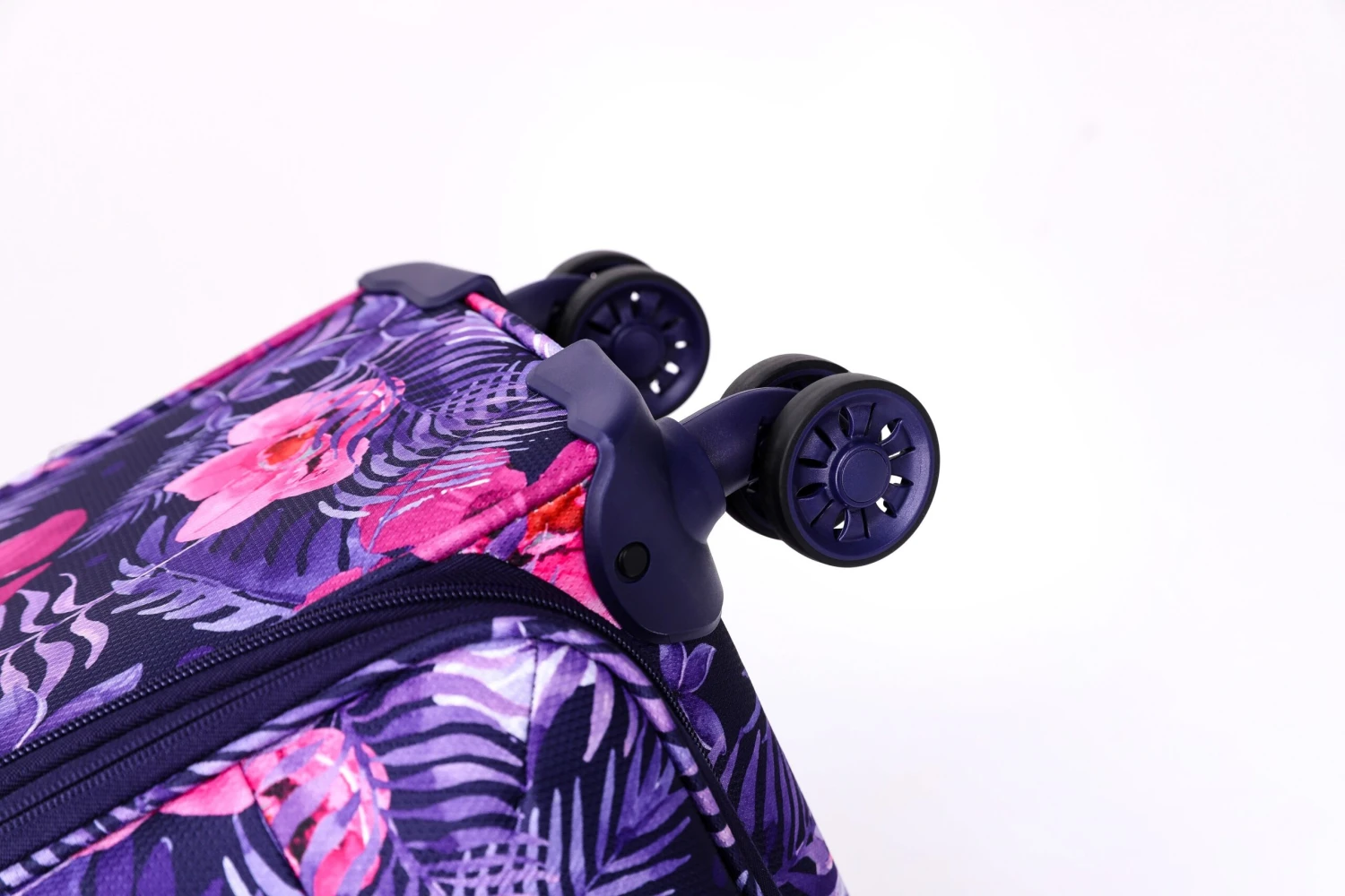 Tosca - So Lite 3.0 29in Large 4 Wheel Soft Suitcase - Flower - Image 4